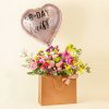 Arranjo em sacola com mix de flores e orquídeas com balão de coração